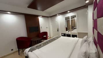 Habitación superior con 1 cama doble o 2 individuales, patio | Caja fuerte, escritorio, espacio para trabajar con un portátil
