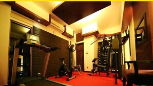 Ein Fitnessstudio mit Laufband, Ergometer und Krafttrainingsgeräten.