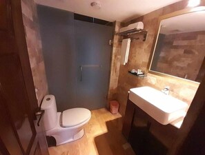 Dusche, Regendusche, kostenlose Toilettenartikel, Hausschuhe