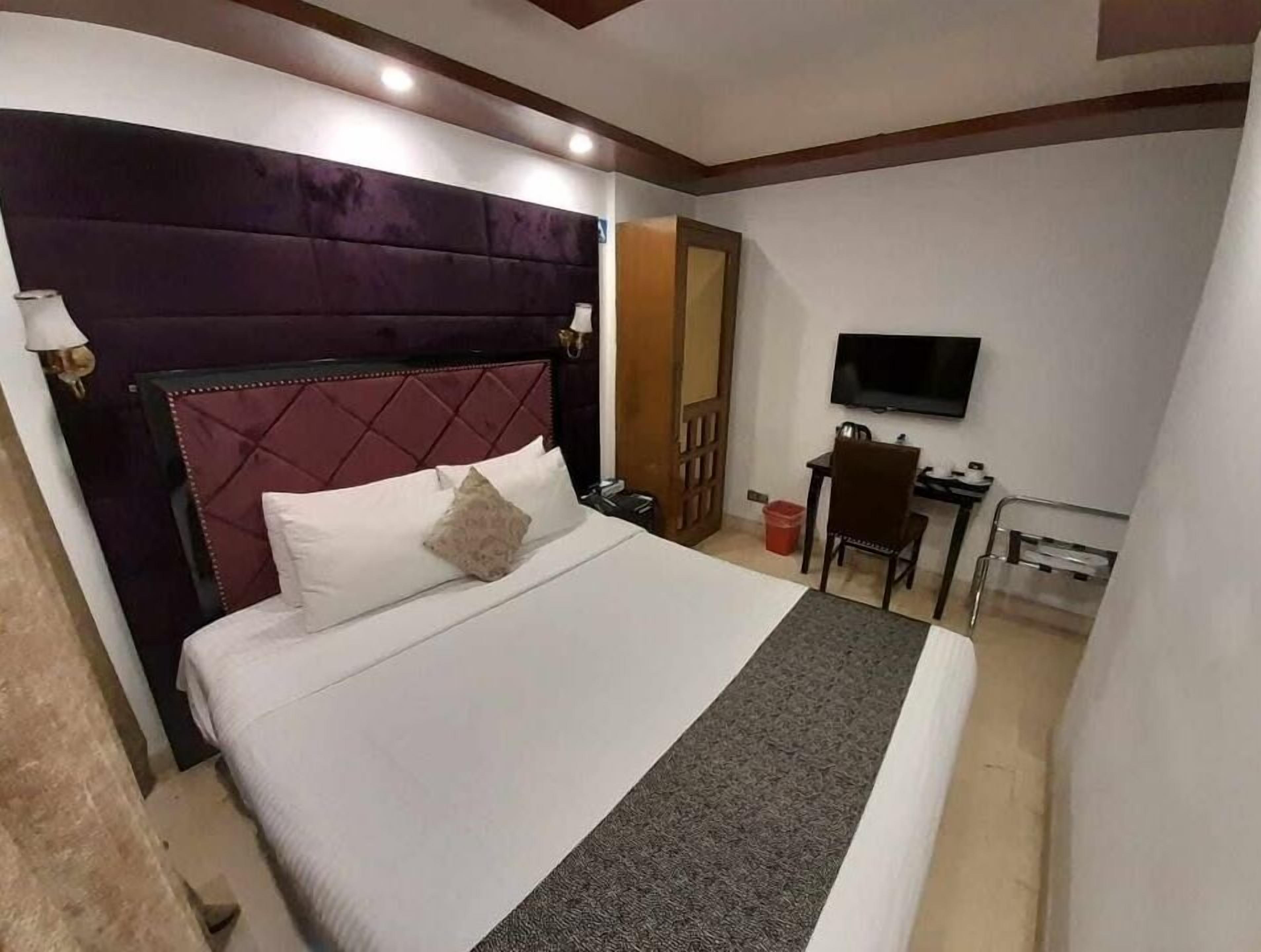 Deluxe-Doppelzimmer zur Einzelnutzung, 1 Queen-Bett, Terrasse, Eckzimmer | Zimmersafe, Schreibtisch, laptopgeeigneter Arbeitsplatz