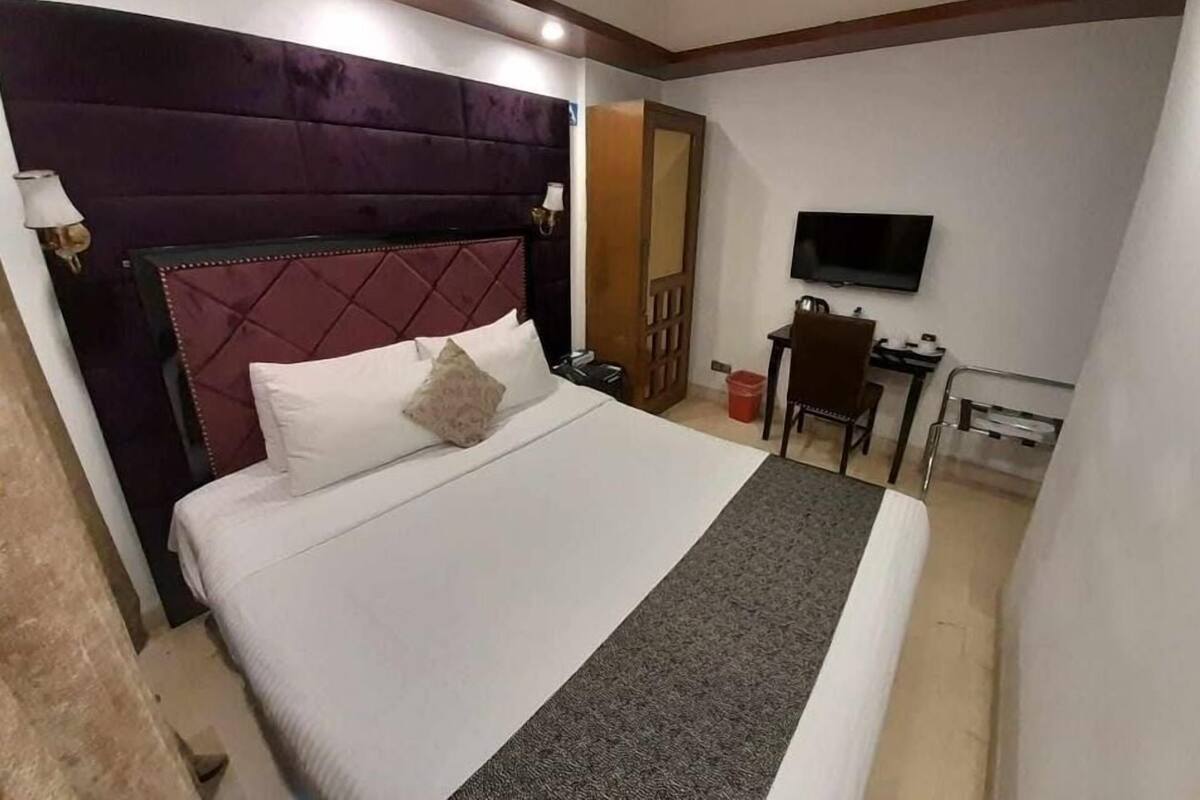 Deluxe Double Room Single Use, 1 Queen Bed, Patio, Corner | In-room safe, desk, laptop workspace, soundproofing