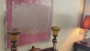 Ein Holzkonsolentisch mit zwei Lampen und einer dekorativen Vase.