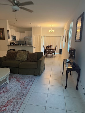 Living area - Cozy 2-bedroom townhome in tranquil Holiday with AC (Holiday)