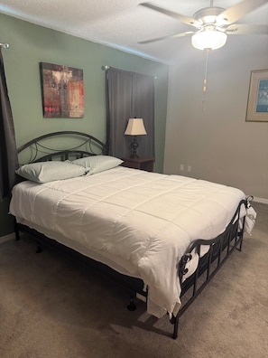 Room - Cozy 2-bedroom townhome in tranquil Holiday with AC (Holiday)