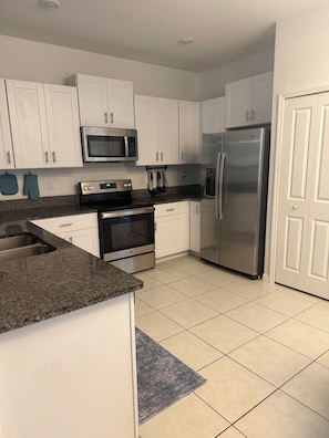 Private kitchen - Cozy 2-bedroom townhome in tranquil Holiday with AC (Holiday)