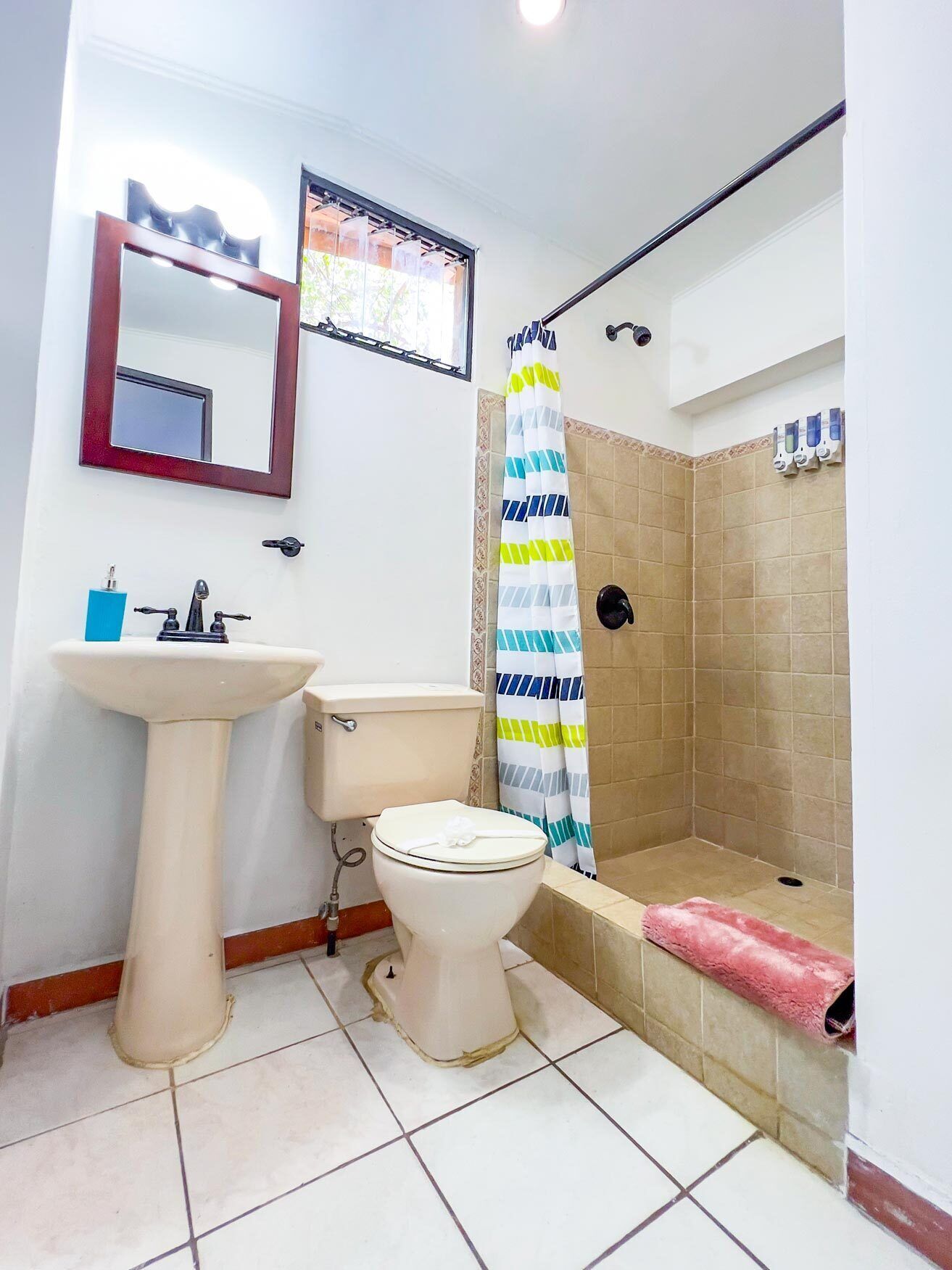 Ducha, artículos de higiene personal gratuitos y secador de pelo