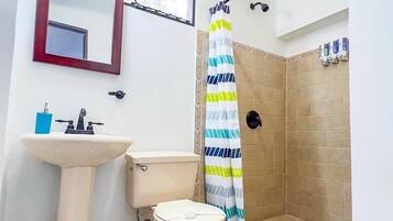 Ducha, artículos de higiene personal gratuitos y secador de pelo