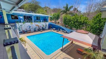 Una piscina al aire libre