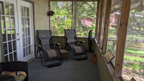 Lakefront Retreat w/ Pool • Patio • Sleeps 7–8 • Fishing & Hunting Retreat