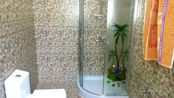 Kostenlose Toilettenartikel, Handtücher, Seife, Shampoo
