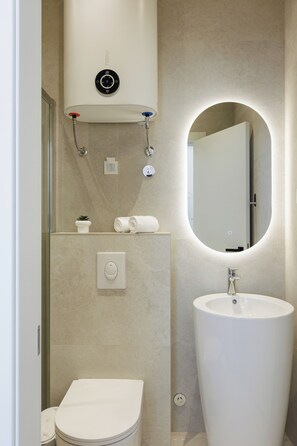 A modern bathroom with a toilet, a sink, and a mirror. - The Harbour - Boutique sea view room in Dubrovnik (Dubrovnik)