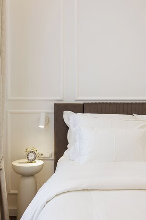 A hotel room with a bed, a bedside table, and a wall-mounted light fixture. - The Harbour - Boutique sea view room in Dubrovnik (Dubrovnik)
