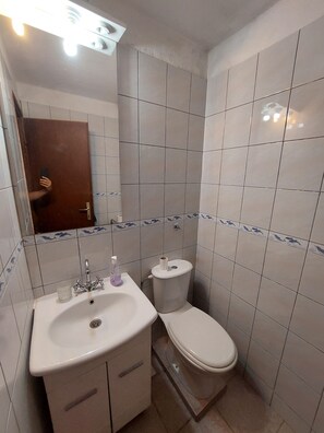 Towels, toilet paper - Peaceful Stone House in the Heart of Vis Island – Sleeps 6 (Podhumlje)