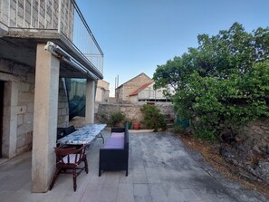 Outdoor dining - Peaceful Stone House in the Heart of Vis Island – Sleeps 6 (Podhumlje)