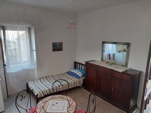 1 makuuhuone, silitysrauta/-lauta, Wi-Fi