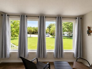 Ein Zimmer mit einem großen Fenster, einer Bank und einem Sessel.