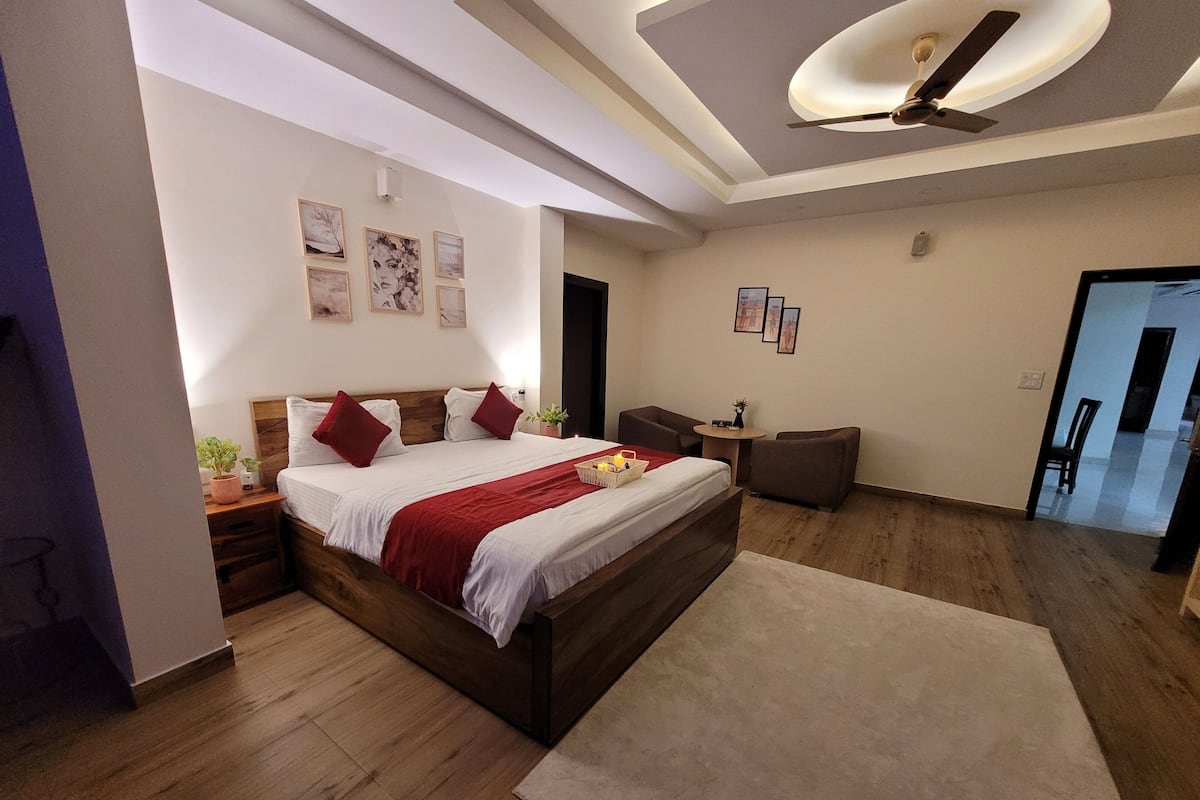 Deluxe Suite, City View | Desk, laptop workspace, iron/ironing board, free WiFi