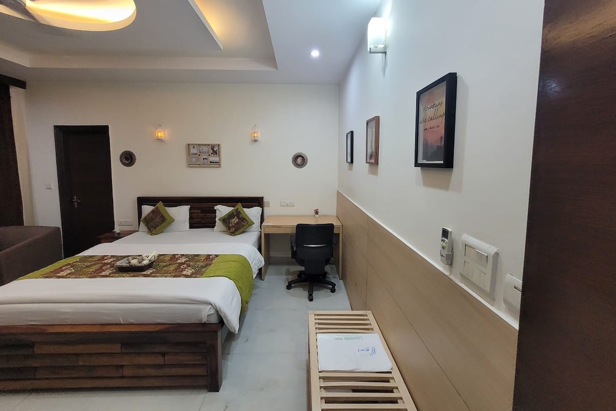 Classic Suite | Desk, laptop workspace, iron/ironing board, free WiFi