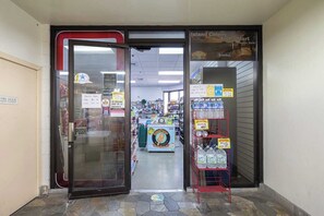 Ein Schaufenster mit Glastür, einem Schild für eine Brandschutztür und einer Wasserauslage.