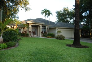 Exterior - Fabulous 3-bedroom house with AC & heated private pool in sunny Naples Florida (Naples)