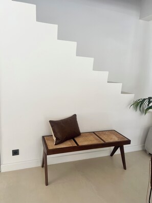 A room with a wooden bench, a white wall, and a staircase. - Provençal villa 4bd, pool, sauna, gym, wine cellar — 5min to Valbonne (Valbonne)