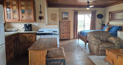 Charming Rustic Ranch Cabin With Mountain Views Near Wineries
