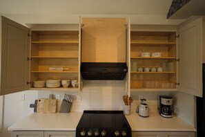 Cafetière/bouilloire, réfrigérateur, micro-ondes, four