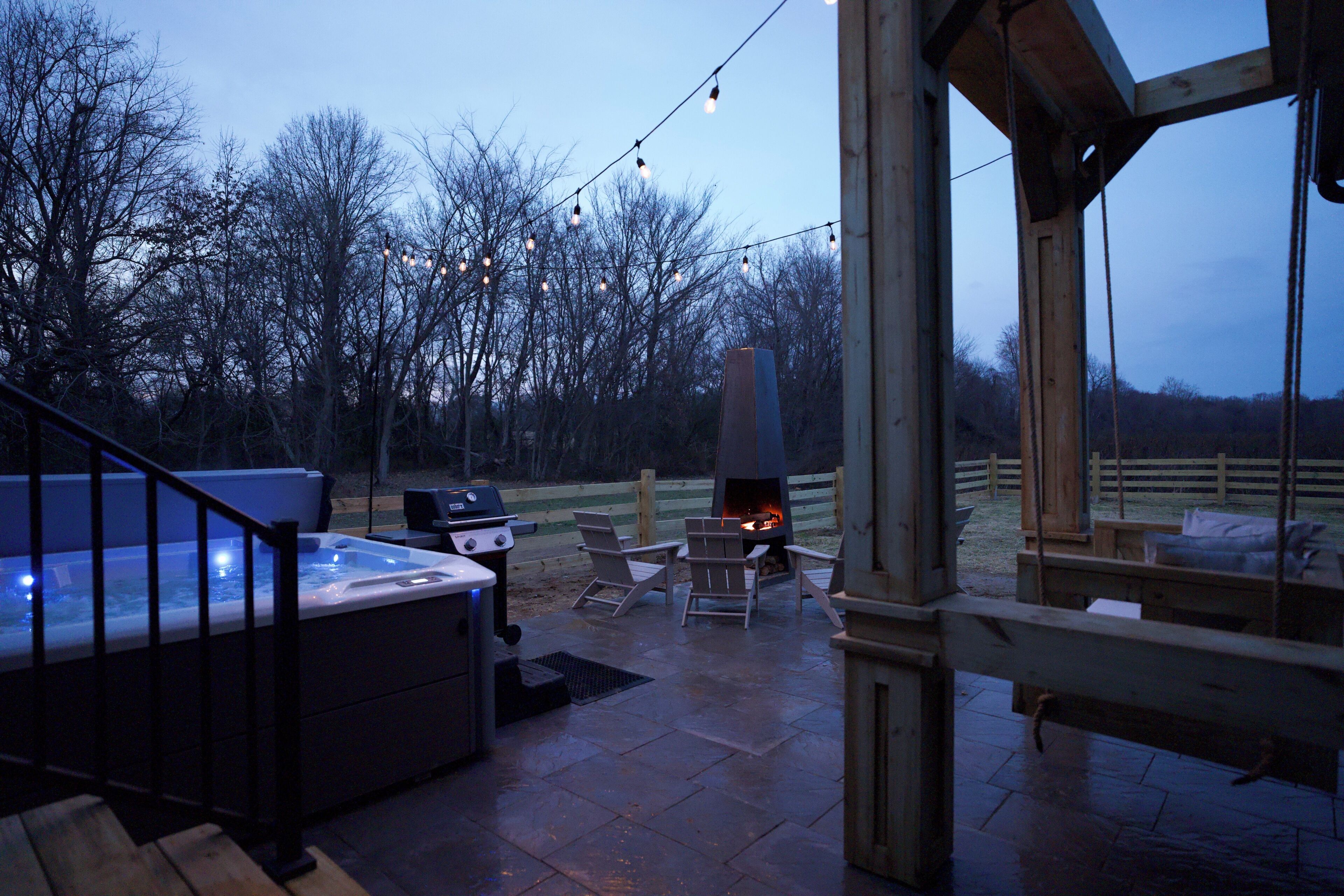 Una terrazza esterna con idromassaggio, barbecue e camino.