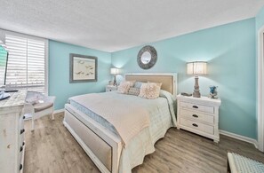 Room - Oceanfront Luxury PCB Condo “Happy Days”Edgewater Resort Golf & Beach Chairs Inc (Panama City)