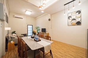 Ein zeitgemäßer Essbereich mit Holztisch, Stühlen und einer Wanddekoration.