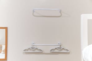 Ein Badezimmer mit Handtuchhalter und Handtuchstange.