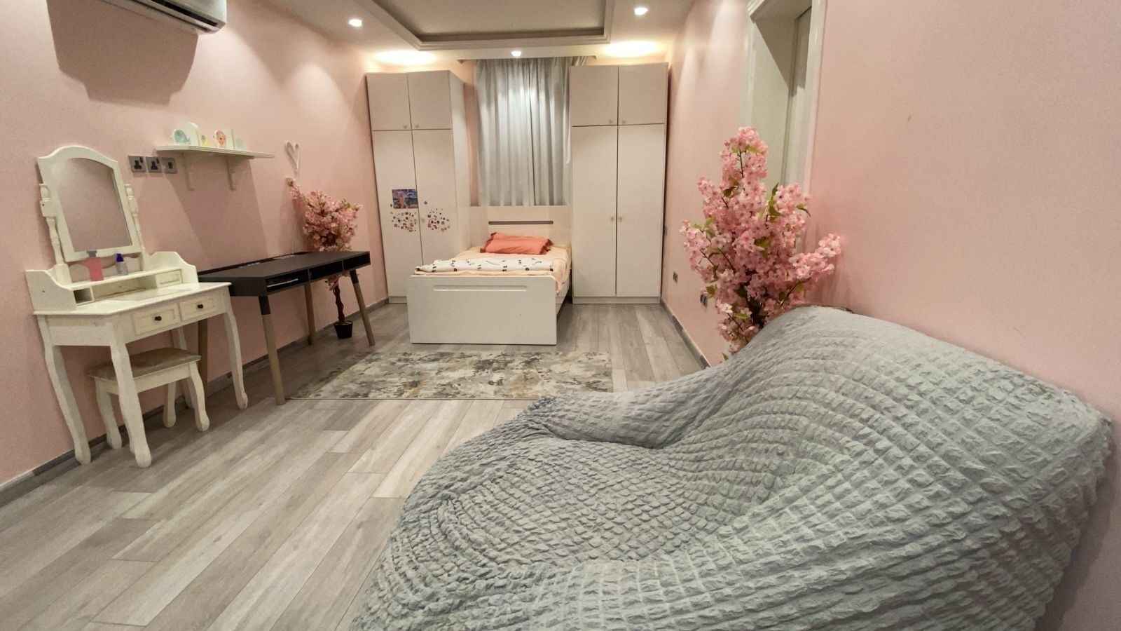 5 bedrooms, iron/ironing board, WiFi, bed sheets