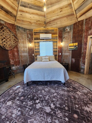 Unique tiny home, close to Smoky Mountains National Park.