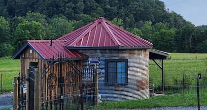 Unique tiny home, close to Smoky Mountains National Park.
