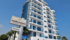 A multi-story hotel with a sign for the Mediterranean Resort Hotel and a restaurant named Yuzme Havuzu. - Mediterranean Resort Hotel (Silifke)