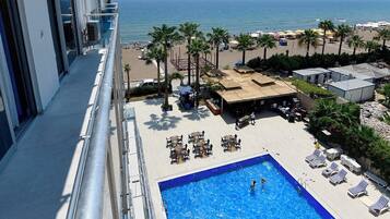 Una piscina al aire libre de temporada