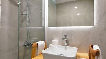 Dusche, Haartrockner, Hausschuhe, Handtücher