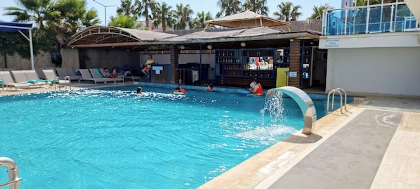 Piscine extérieure (ouverte en saison)