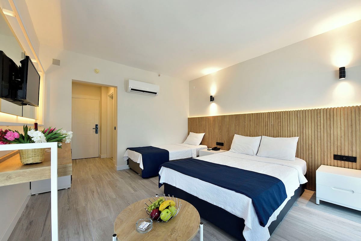 Comfort-huone | Tallelokero huoneessa, kannettavalle tietokoneelle sopiva työtila