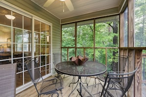 Outdoor dining - Good Water at the Dock, 4BR, Fire Pit, Arcade & Lake Views (Martin)