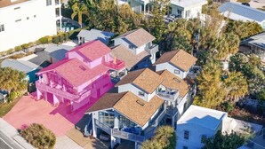 A residential area with multiple houses, some with balconies and a street in the foreground. - Beach Rd, 300ft to Beach Access & 500ft to Siesta Key Village, Studio (Siesta Key)