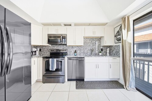 Beach Rd, 300ft to Beach Access & 500ft to Siesta Key Village, 2bdr