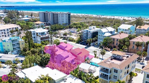 Beach Rd, 300ft to Beach Access & 500ft to Siesta Key Village, 2bdr