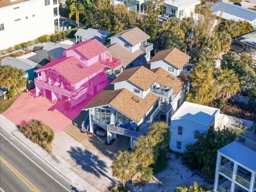 Beach Rd, 300ft to Beach Access & 500ft to Siesta Key Village, 2bdr