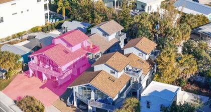 Beach Rd, 300ft to Beach Access & 500ft to Siesta Key Village, 2bdr