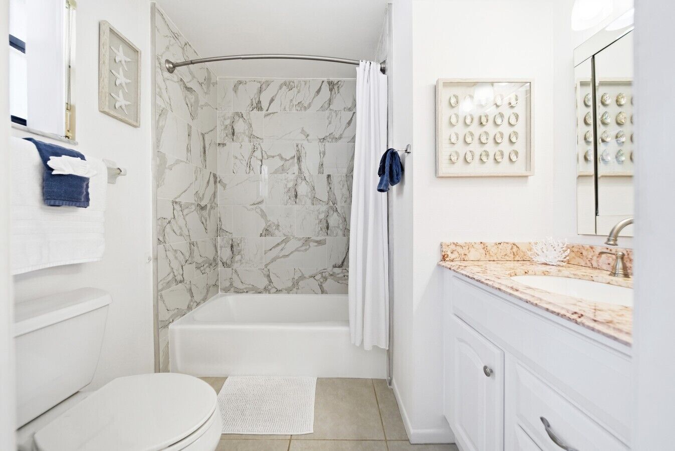 Une salle de bain équipée d’une baignoire, d’une douche, de toilettes et d’un meuble-lavabo avec un évier.