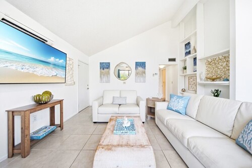 Beach Rd, 300ft to Beach Access & 500ft to Siesta Key Village, 2bdr