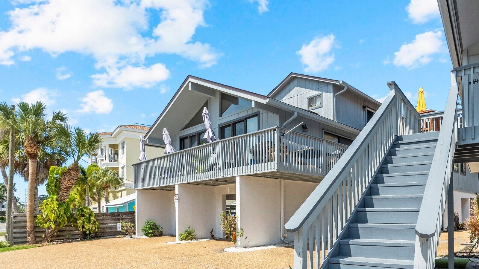 Ein zweistöckiges Gebäude mit Balkon und Treppe.