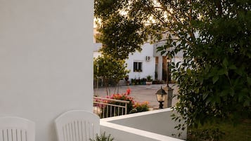 Studio 104 | Outdoor dining