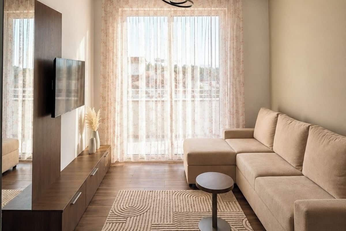 Apartment, 2 Schlafzimmer, Balkon, Bergblick | Wohnbereich | 37-Zoll-Smart-TV mit Digitalempfang